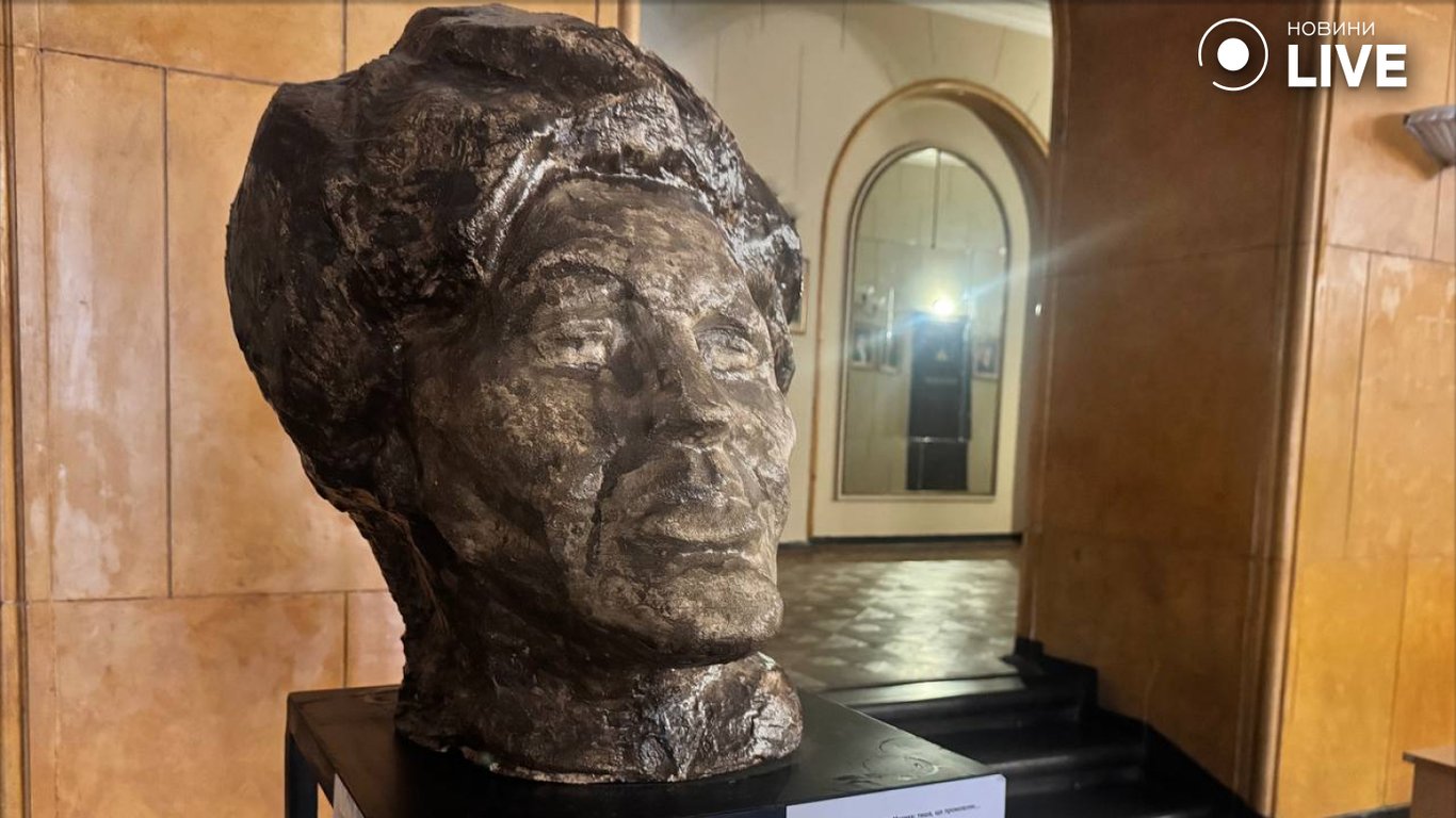 Погруддя Ліни Костенко у Львові