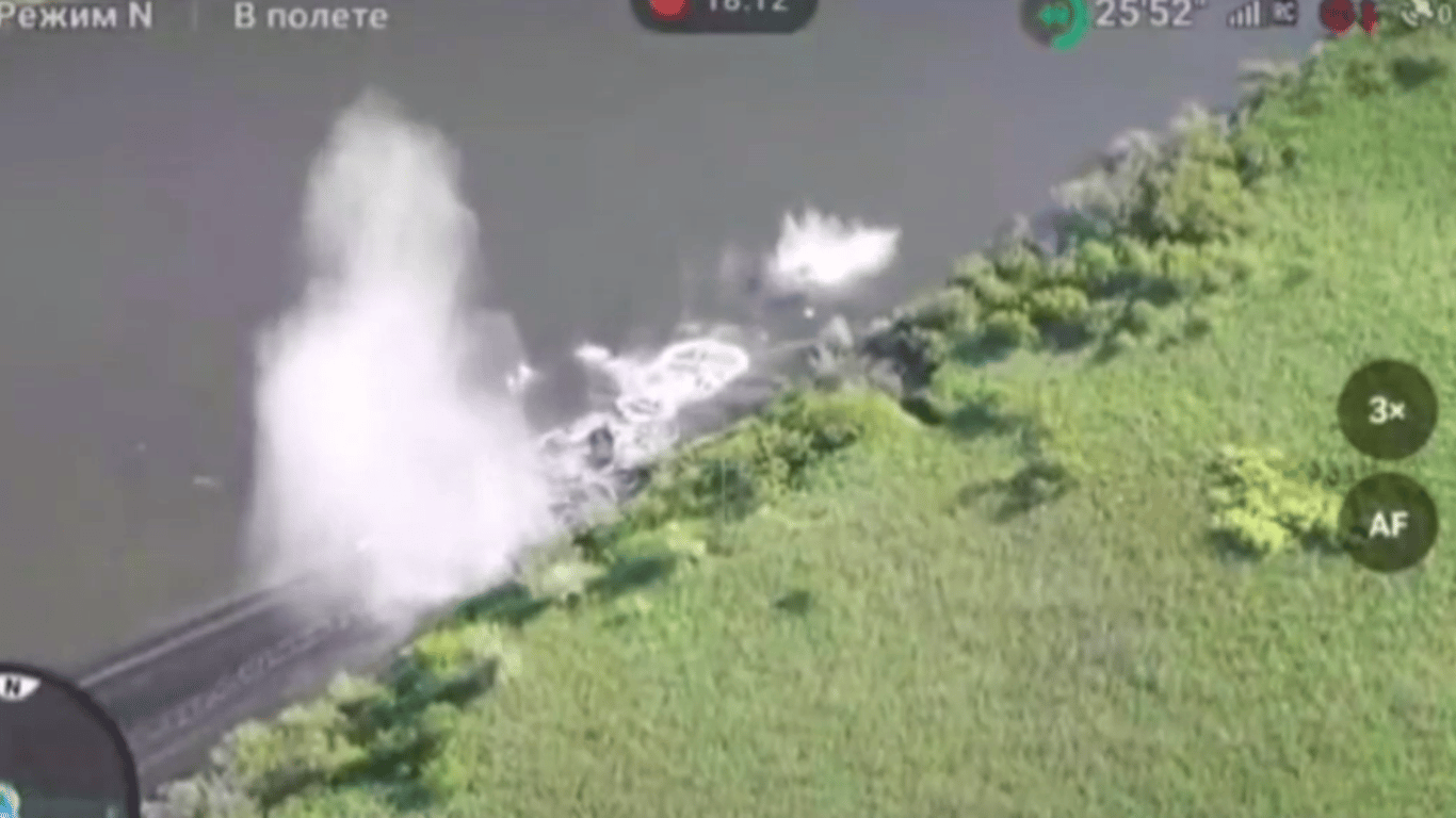 На левом берегу Херсонщины на мини взорвалась лодка с оккупантами — эффектное видео