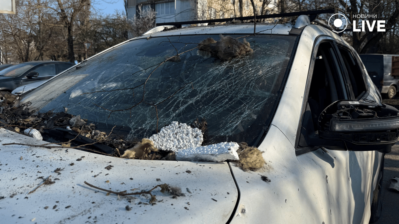 Зруйноване авто в Одесі унаслідок обстрілу