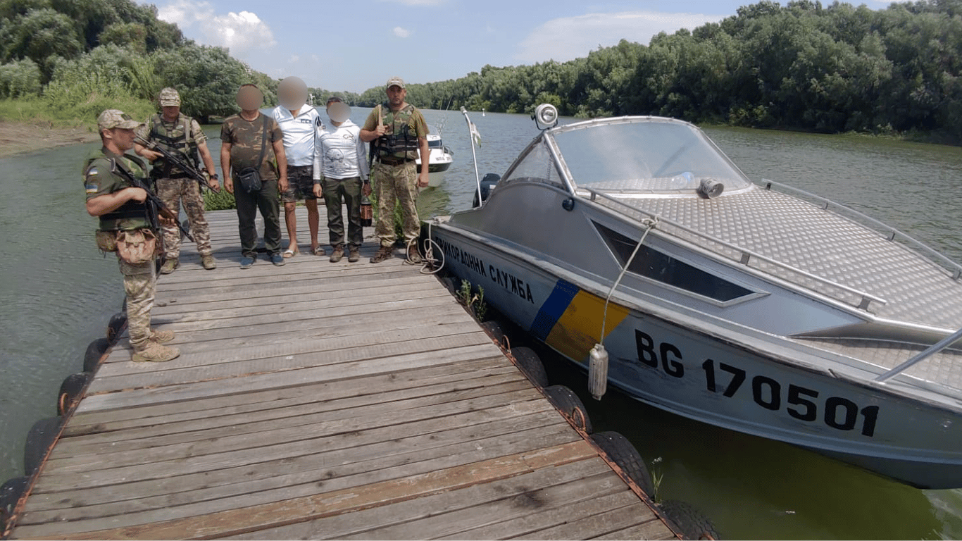 "Попали на крючок": румынские рыбаки незаконно заплыли на Одесчину