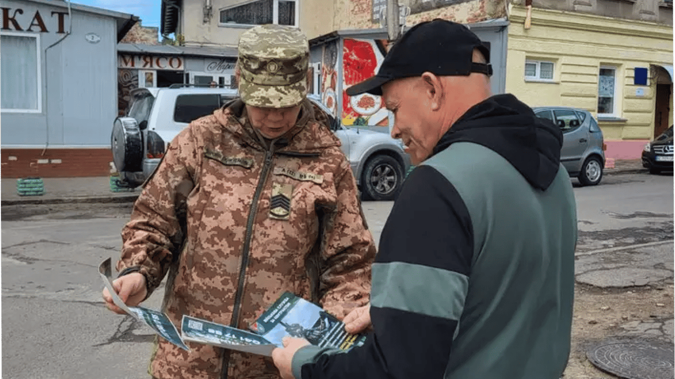 На яких посадах служать в армії чоловіки 50+ років