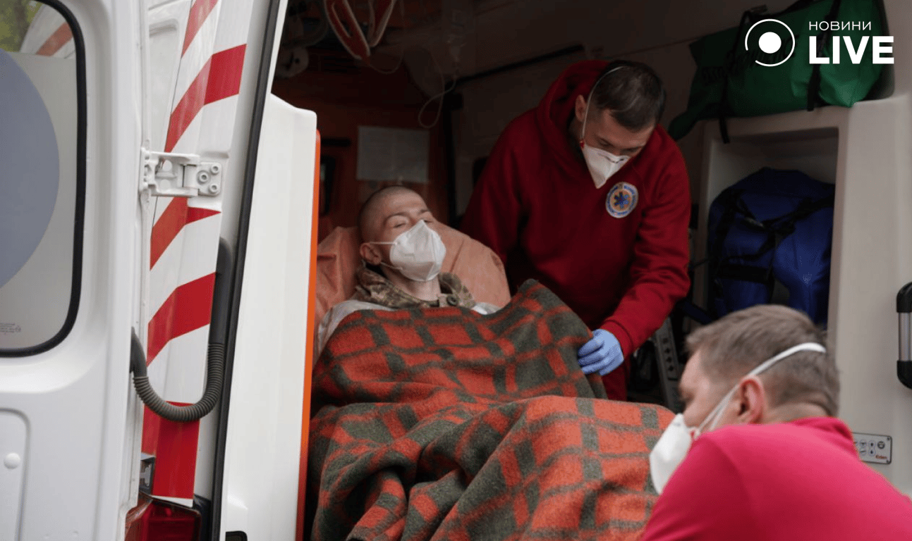 Повернення героїв: захисника на ношах доставляють до лікарні після російського полону"