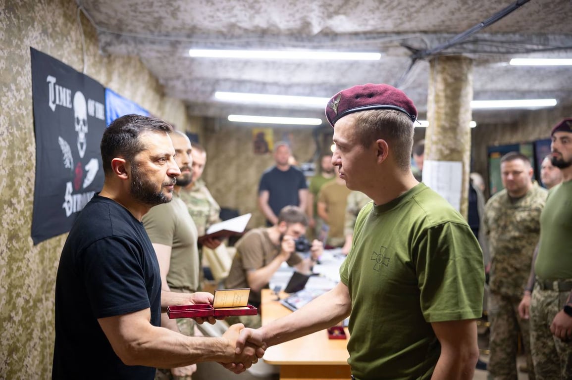 Зеленський нагороджує