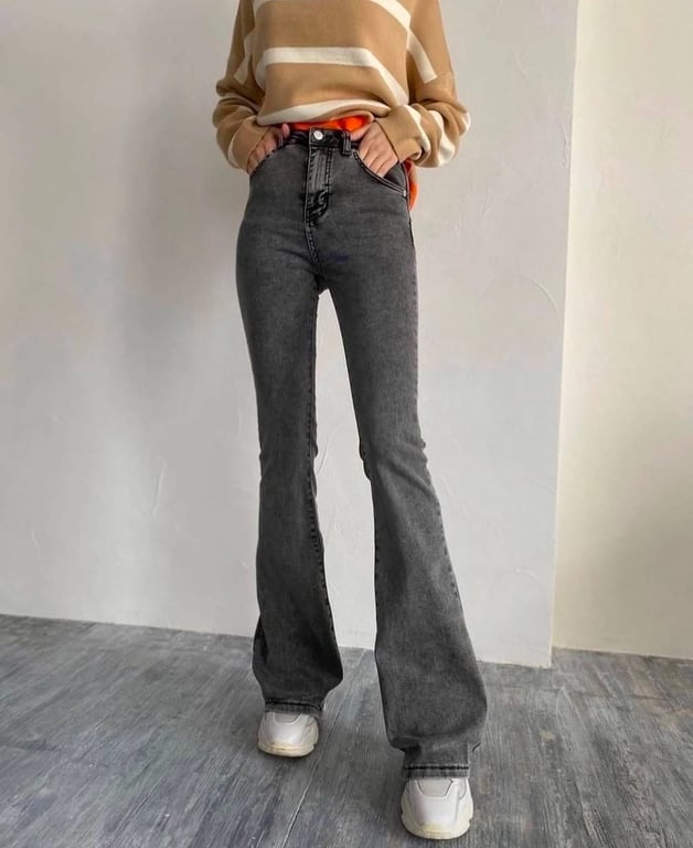 Джинси кльош тримаються в трендах не один рік