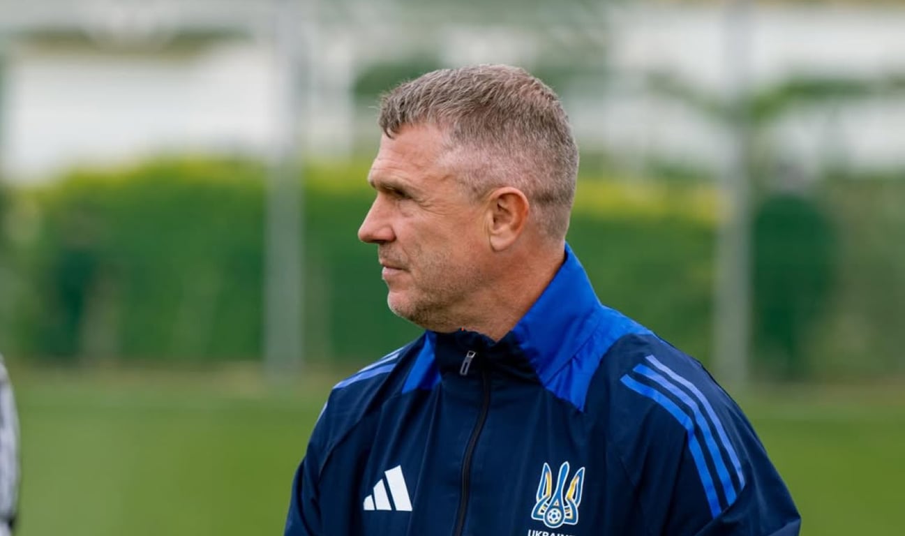 Сергей Ребров на тренировке сборной Украины перед матчем со Швецией 26 марта 2026 года