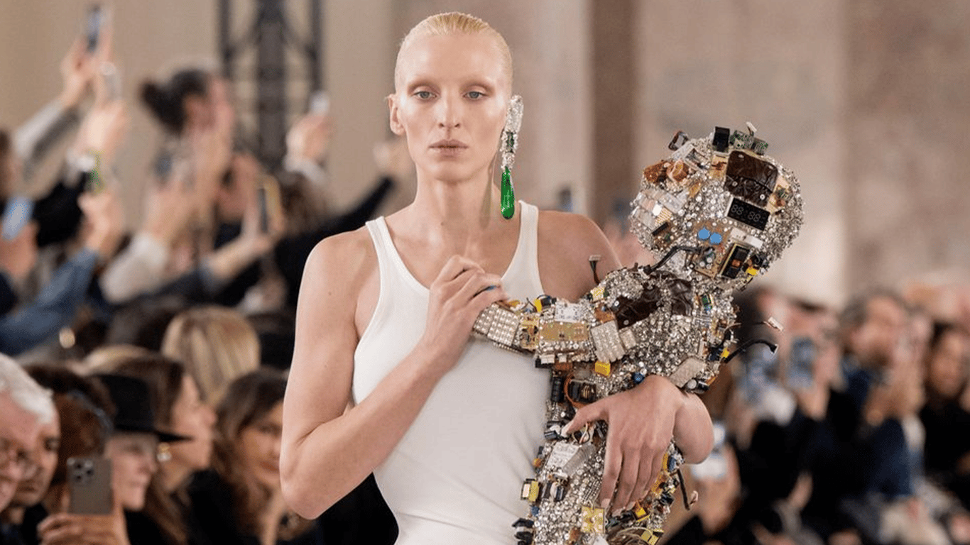 Платье из гаджетов и девушка-ракушка — Schiaparelli показал коллекцию весна-лето 2024