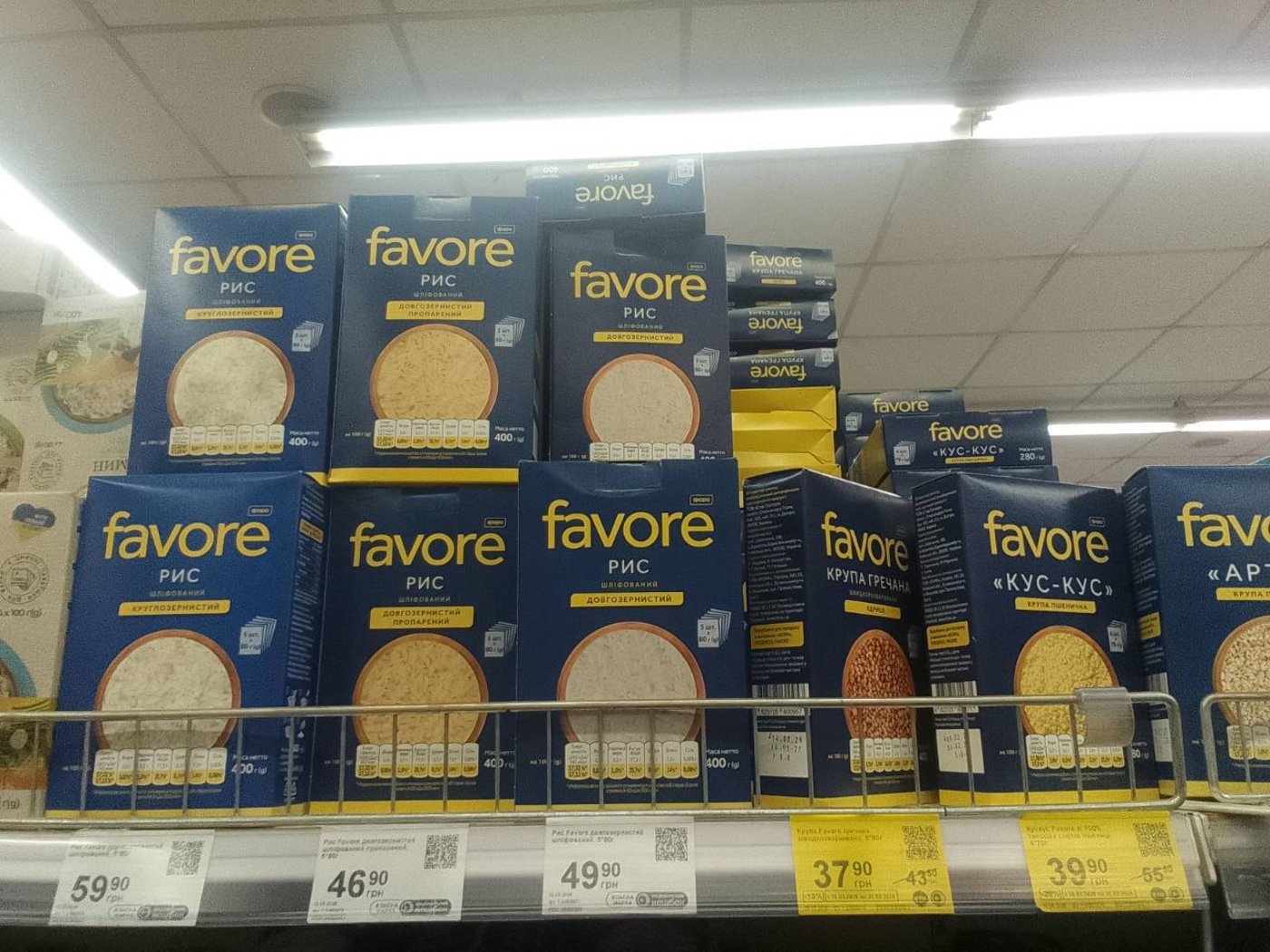 Полиці порожні, але не всюди: у Києві розкупили дешеві борошно та крупи - фото 12