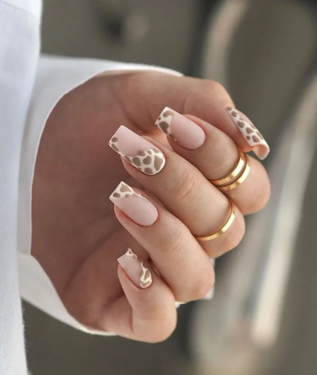 Нюдовый маникюр в коровьем стиле