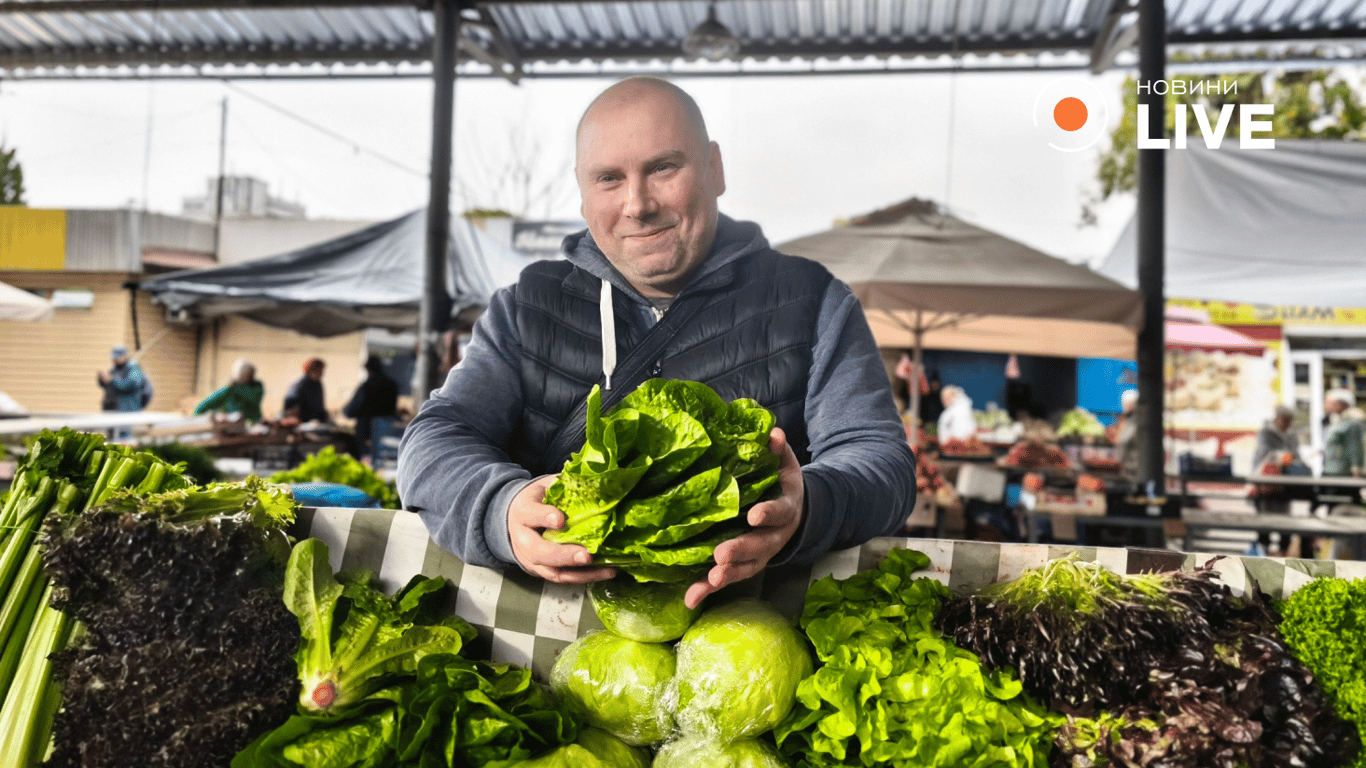 Продавець Сергій про ціни на зелень. Фото: Новини.LIVE