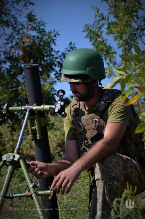 Український військовий налаштовує міномет