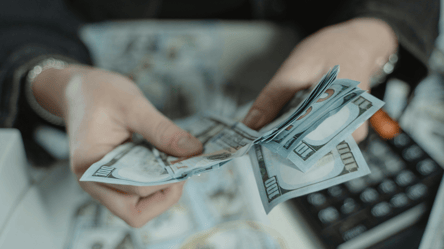 Долар грає поза сценарієм — що відбувається з курсом в обмінниках - 304x171