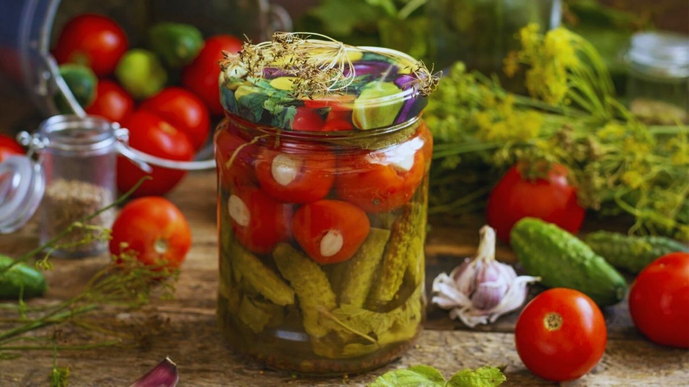 Сільський рецепт хрумких огірків з помідорами — відео