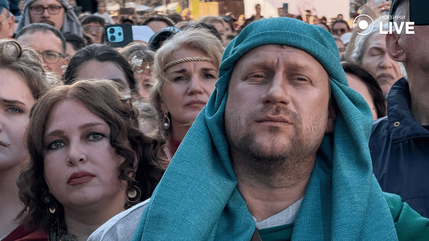 Дійство зібрало сотні глядачів у центрі міста