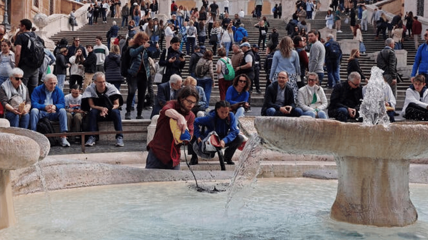 В Риме экоактивисты вилили нефть в фонтан Баркачча