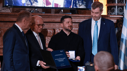 Зеленський від імені українців отримав премію фон Кляйста — відео - 290x166