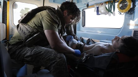 Как боевые медики спасают жизнь бойцов ВСУ — Зеленский показал трогательные фотографии - 285x160