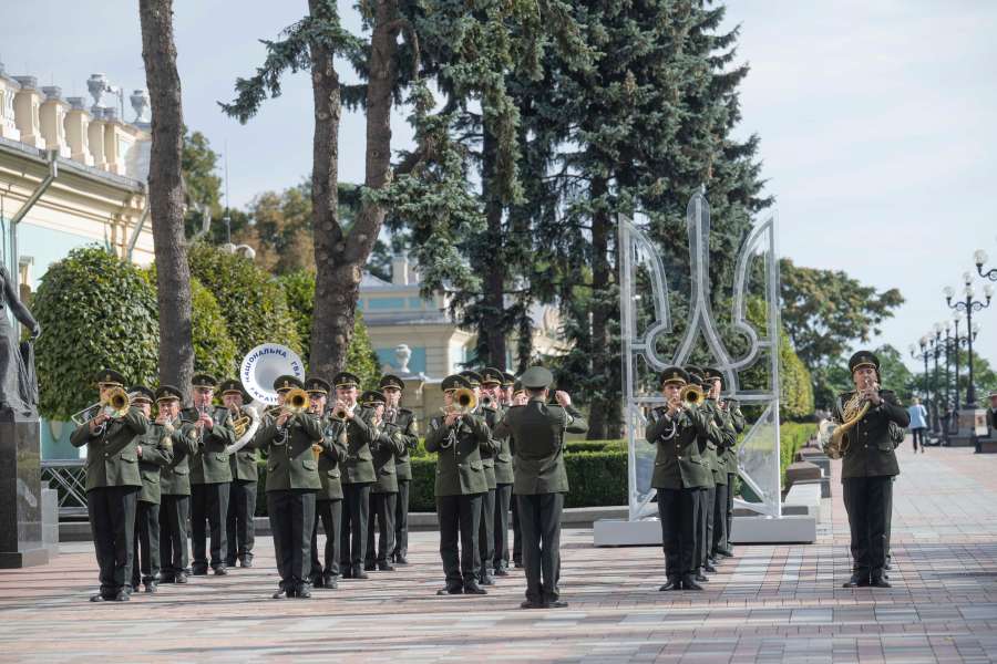 Біля Верховної Ради відбулась церемонія підняття прапора України - фото 2