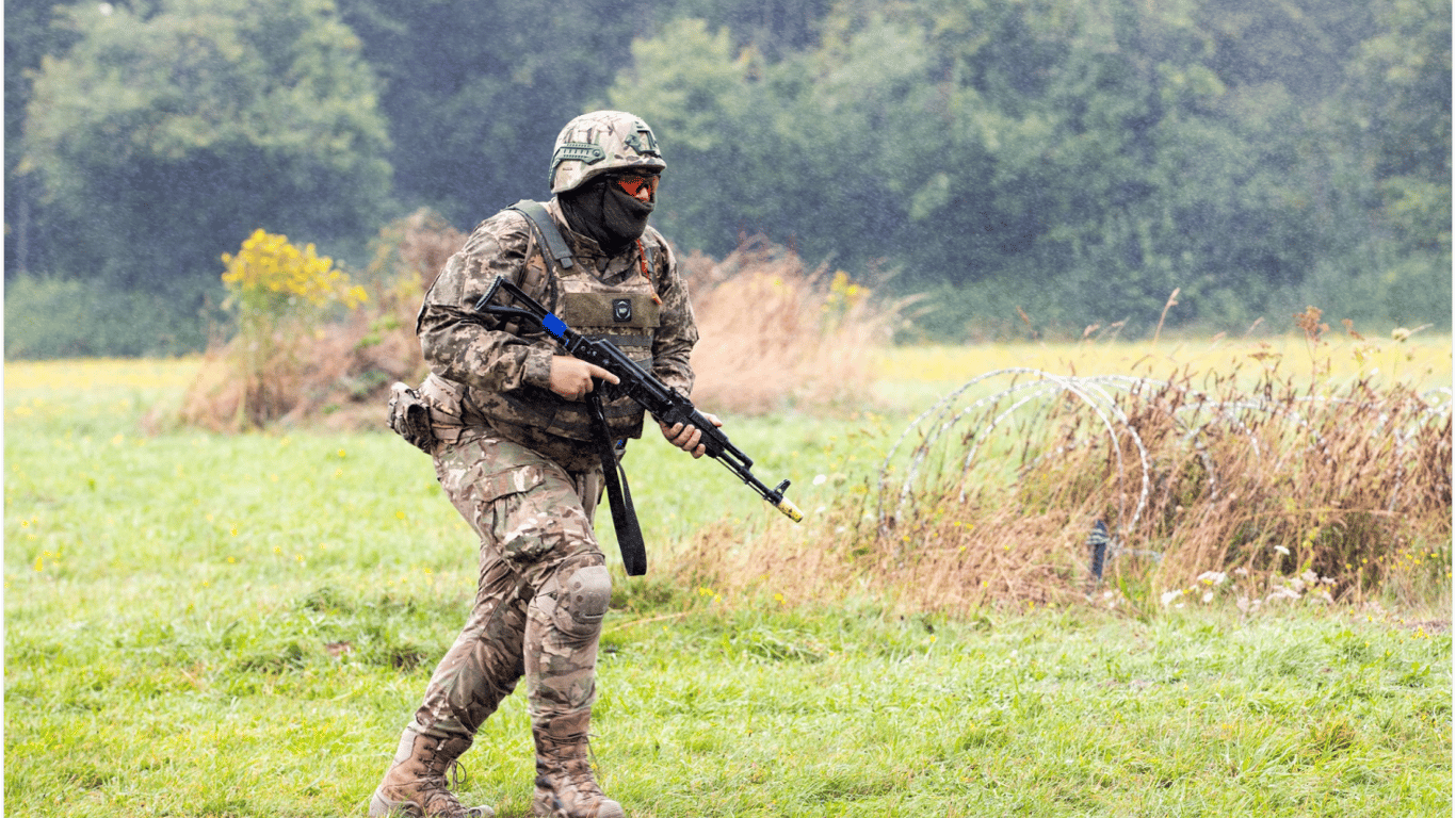 Міноборони розробить нові штани з наколінниками та бейсболки для військових