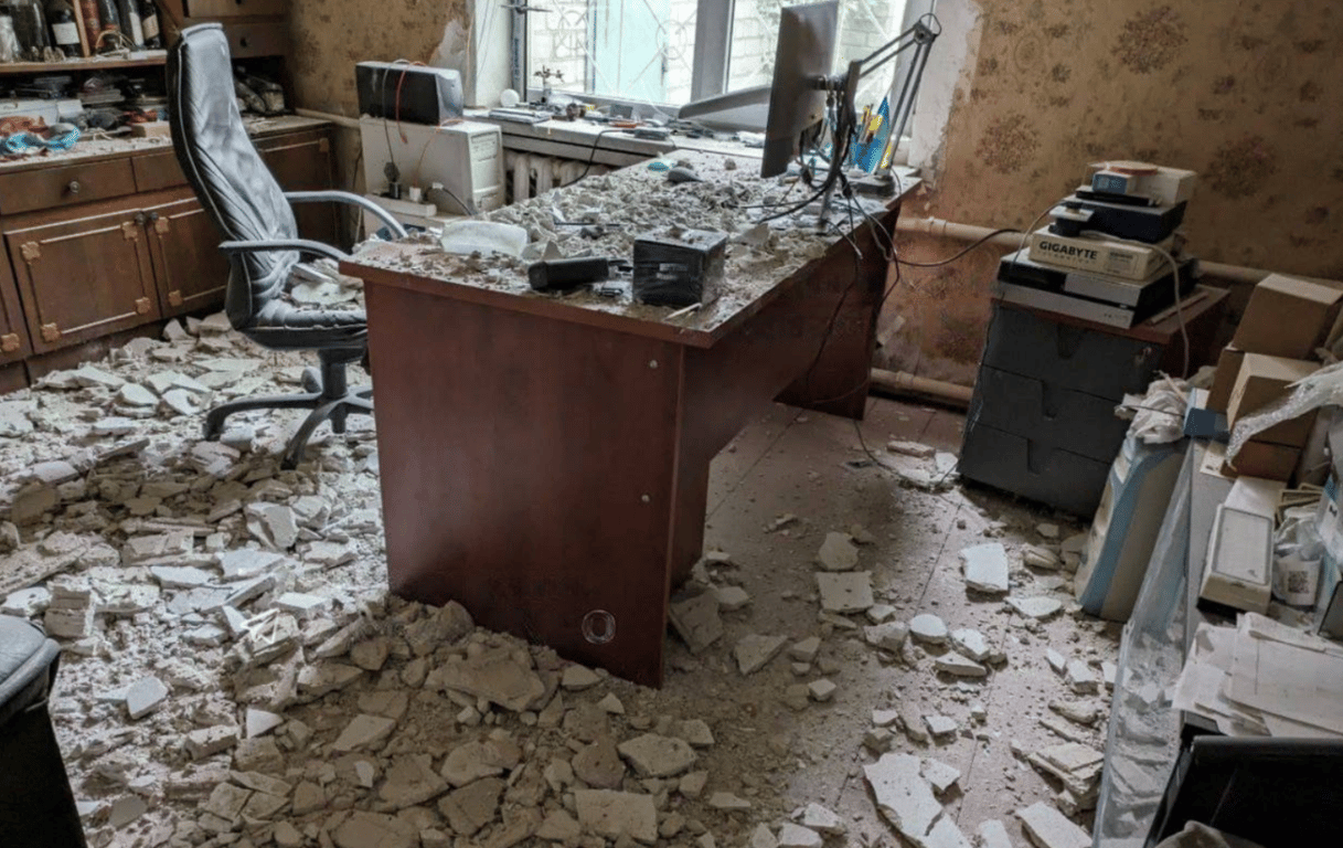 Руйнування в будівлі внаслідок ракетного удару по Одесі 24 квітня