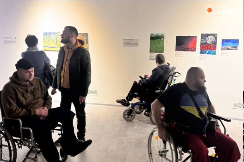 Во Львове открыли выставку произведений пациентов Центра UNBROKEN - фото 3