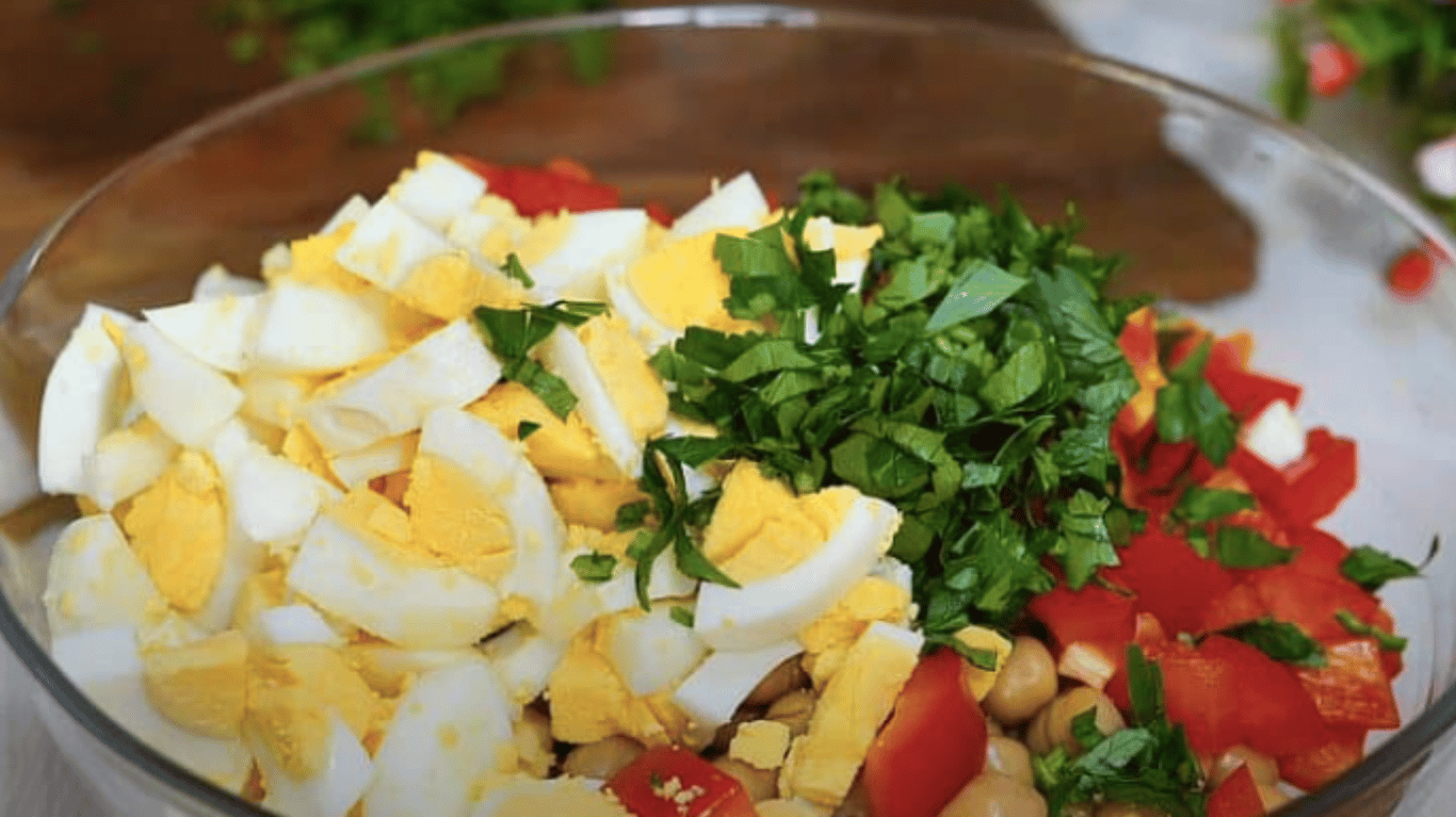 Салат з ковбасою, овочами й сиром