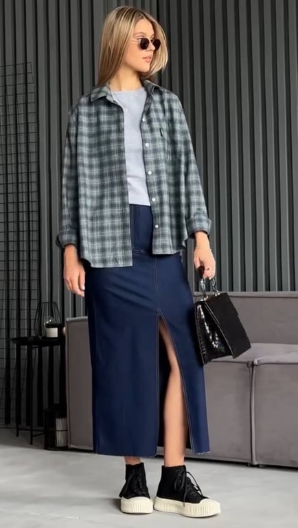 Поєднуйте темно-синій низ з будь-яким верхом