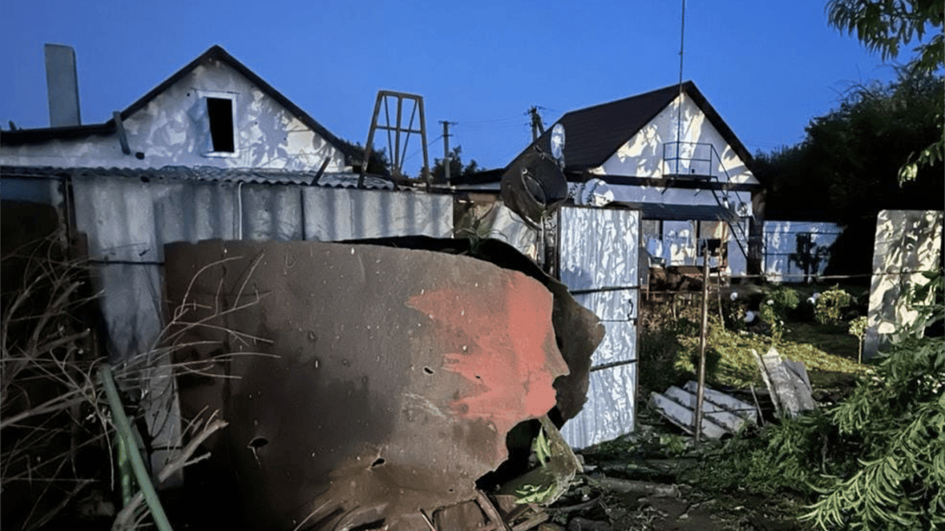 Враг атаковал Днепропетровскую область беспилотниками и ракетой: произошло много пожаров