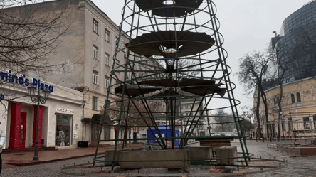 В Одесі почали встановлювати ялинку — обрали нову локацію - 290x166