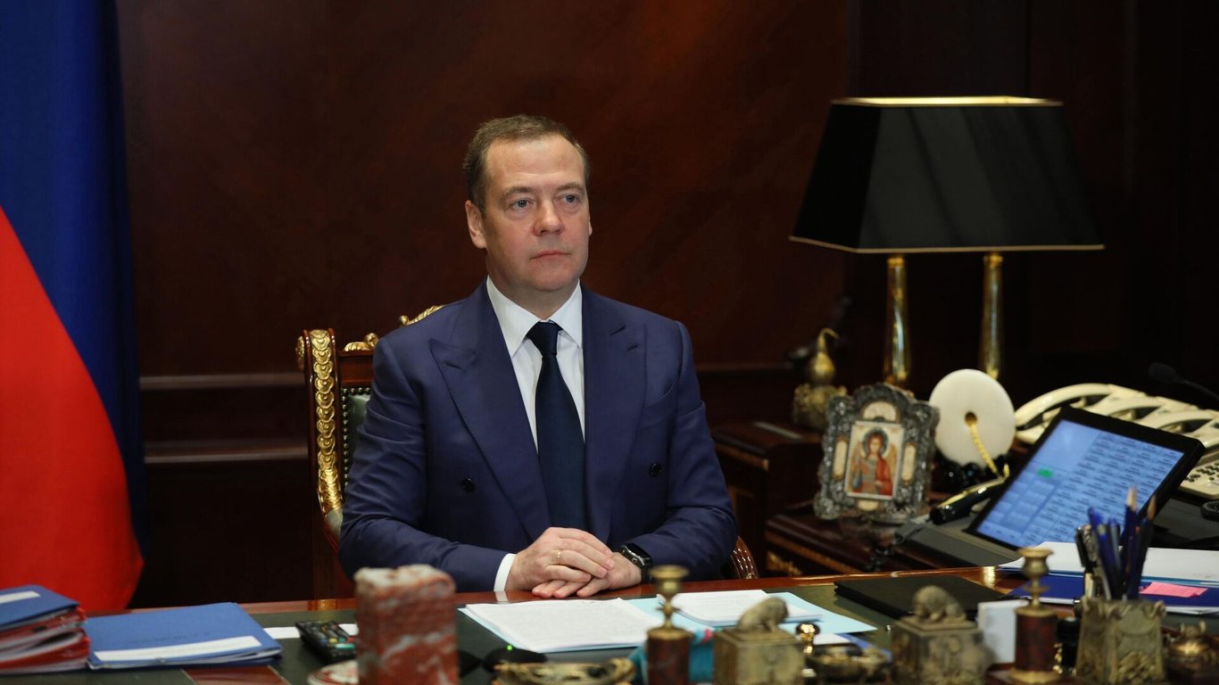 Медведев поделился фантазиями о польско-украинской империи и пригрозил ракетами