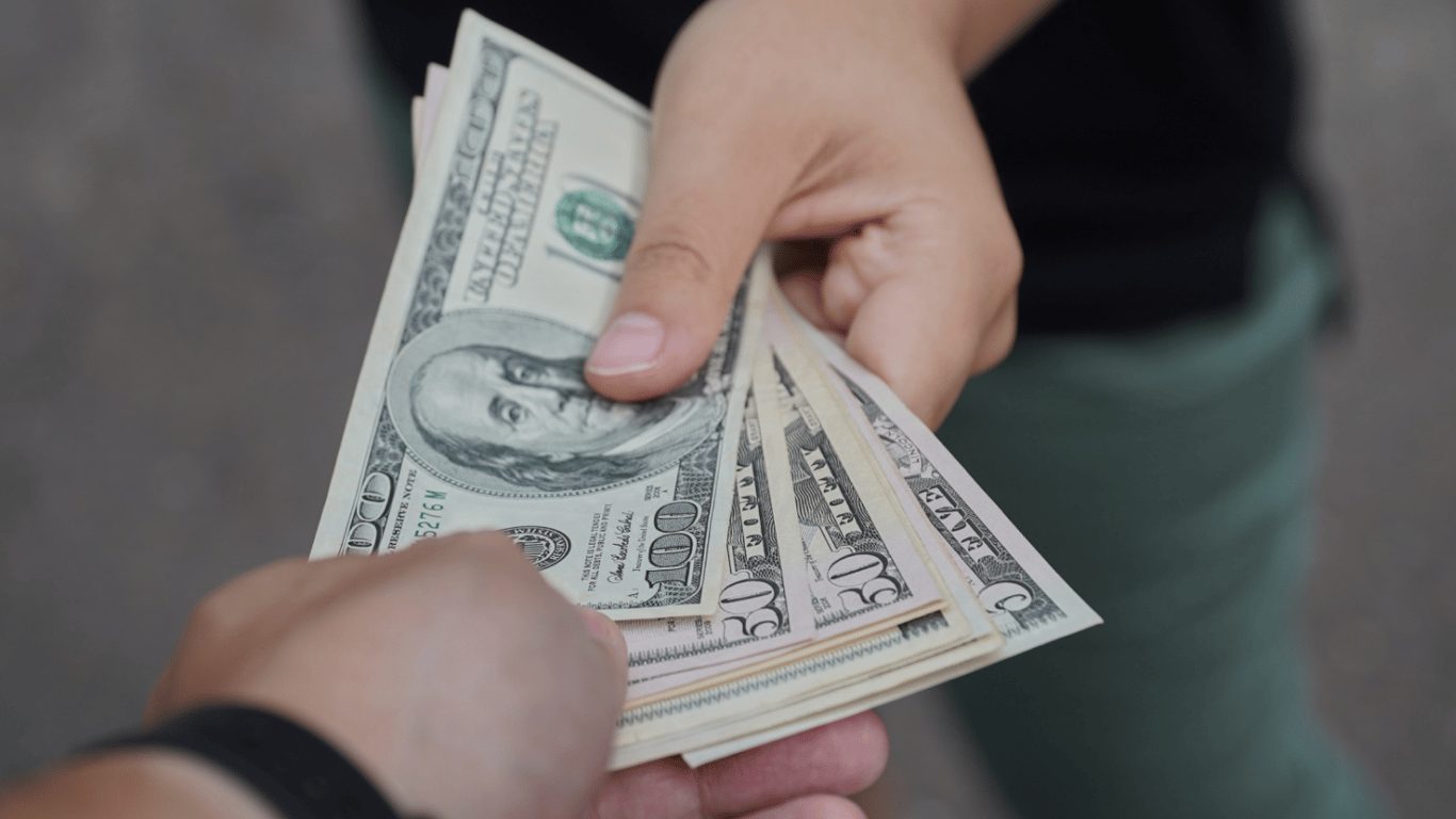 Люди передають гроші з рук в руки 