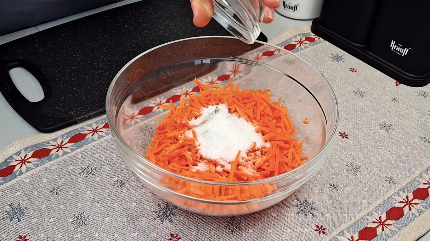 простий святковий салат з куркою, яйцями, сиром і морквою по-корейськи