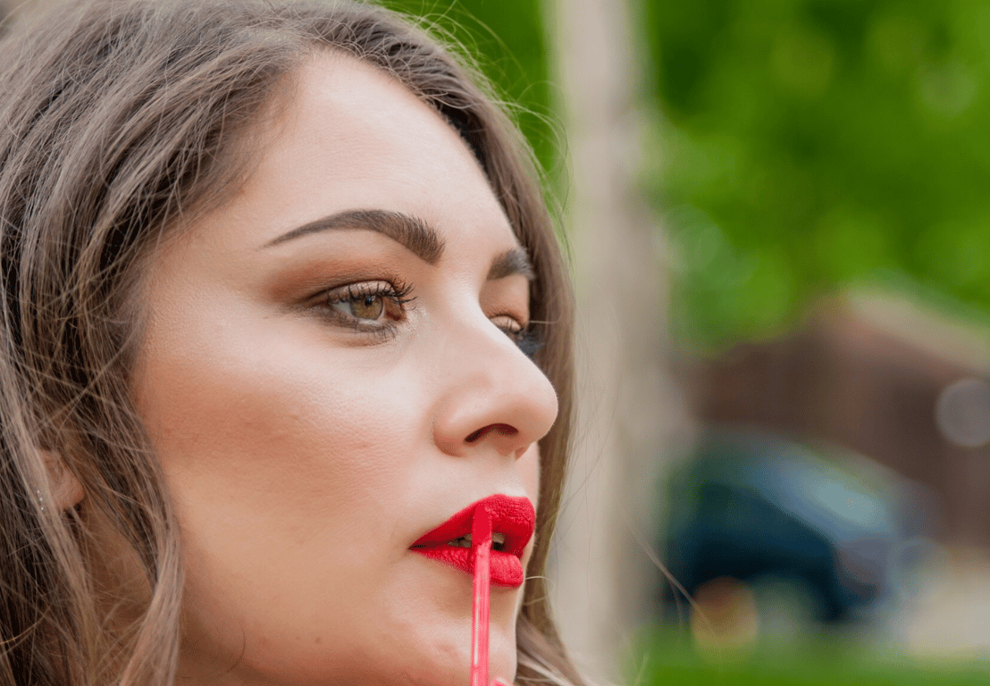 Червоні губи мають спокусливий вигляд