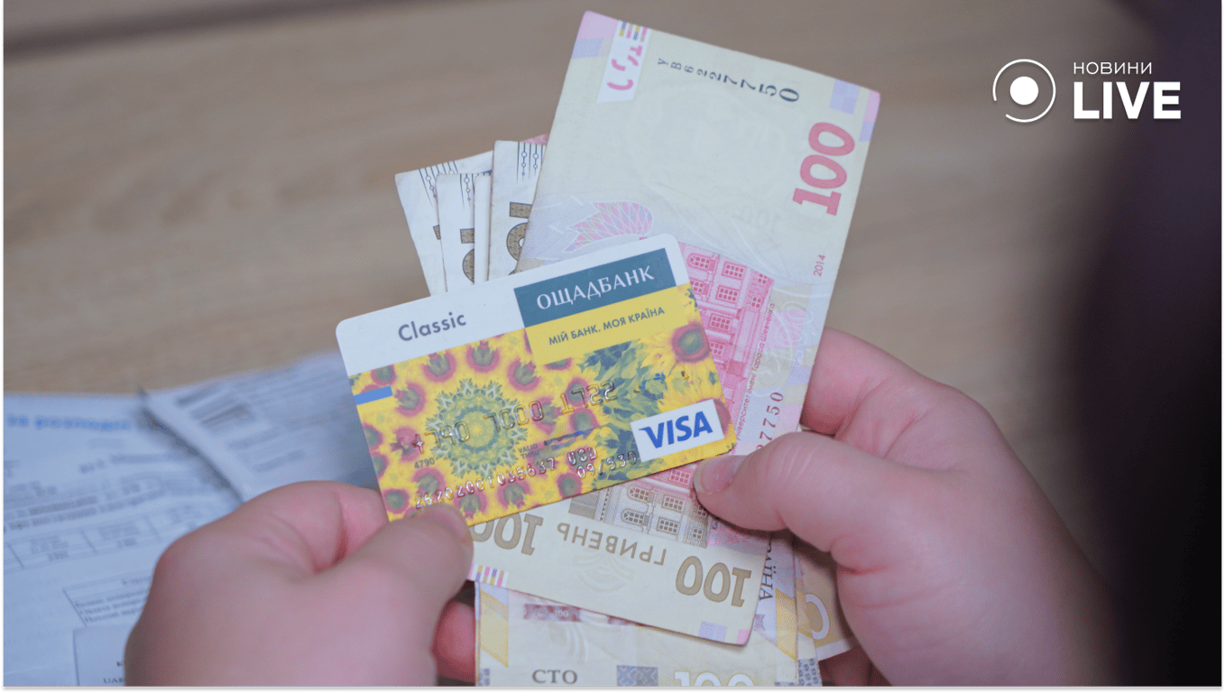 Людина рахує гроші. Фото: Новини.LIVE/ Ігор Кузнєцов 