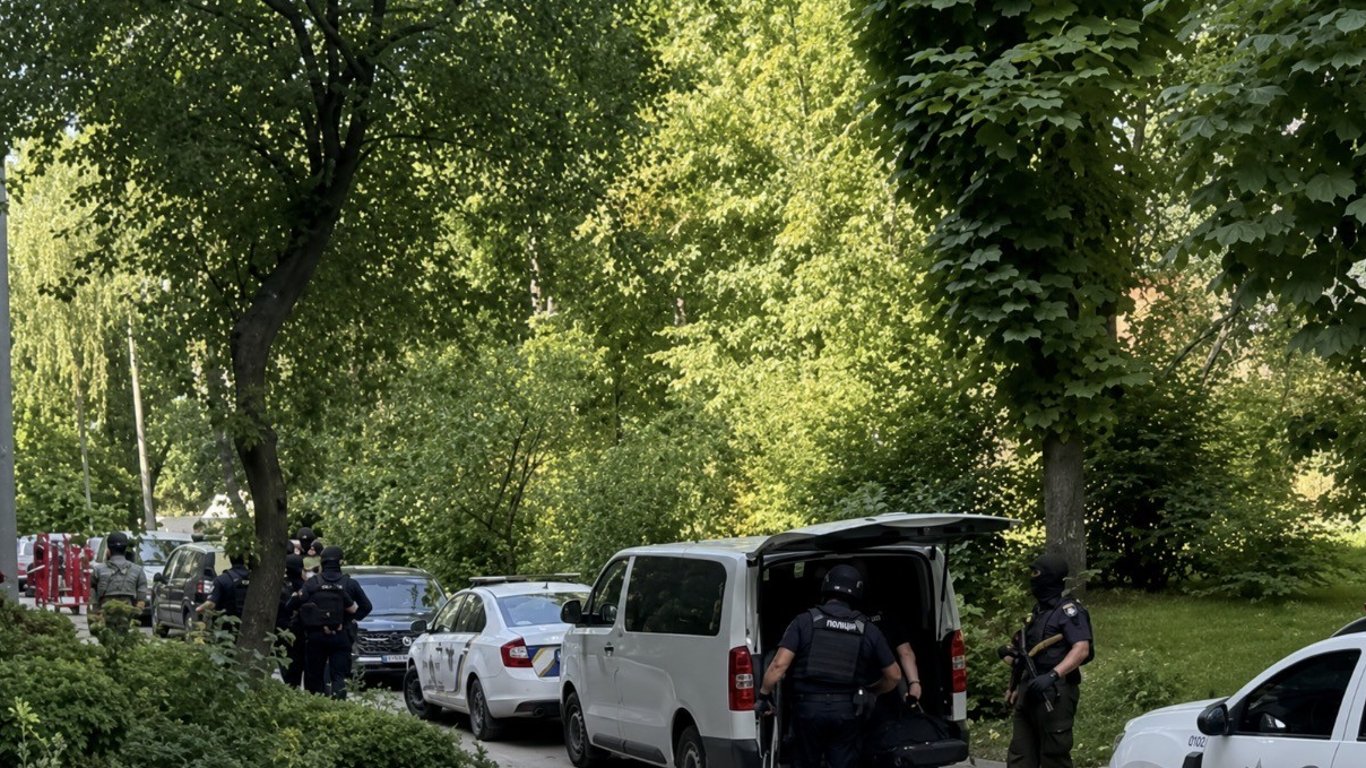 Озброєний чоловік у Тернополі взяв у заручниці жінку