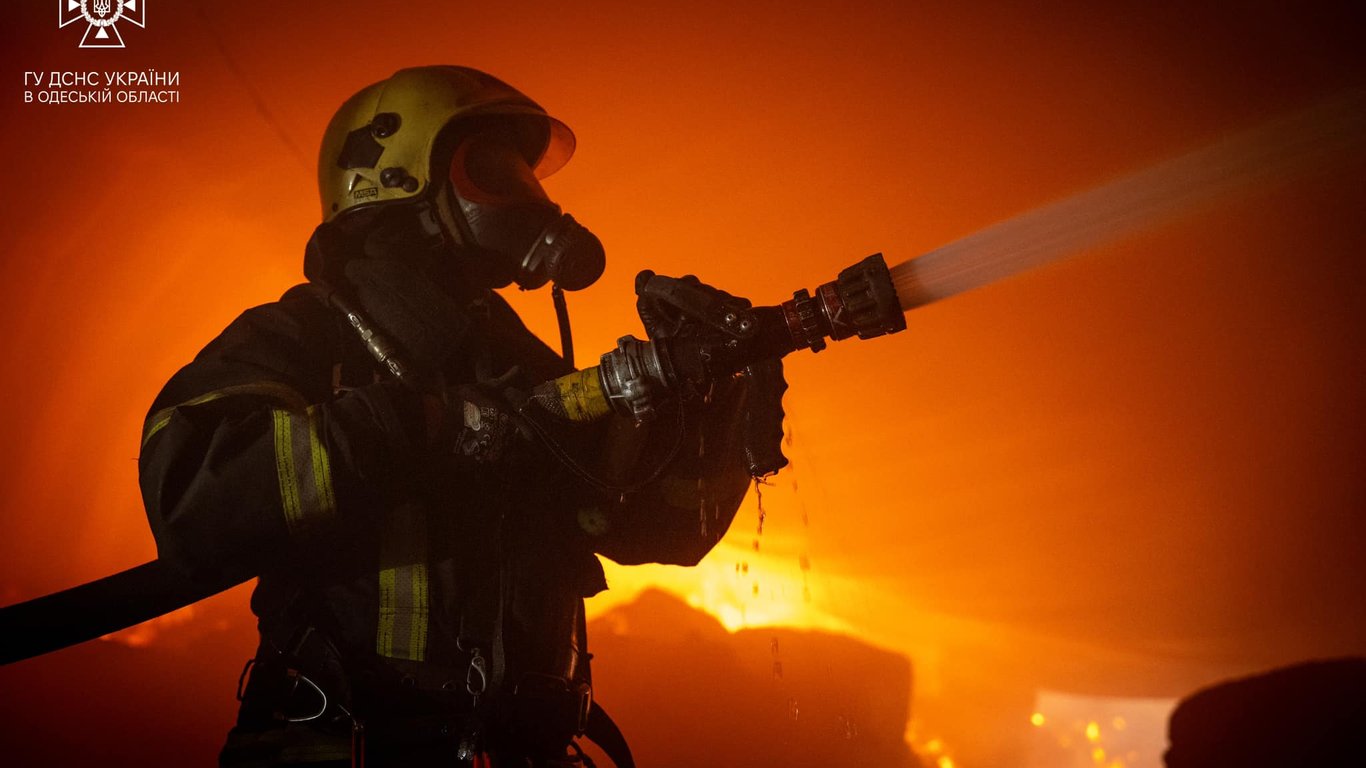 В Одесі через обстріл виникла масштабна пожежа (фоторепортаж)
