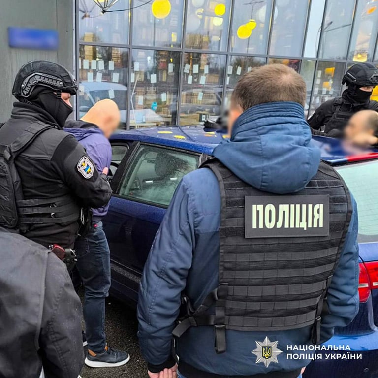 Правоохоронці затримують фігуранта