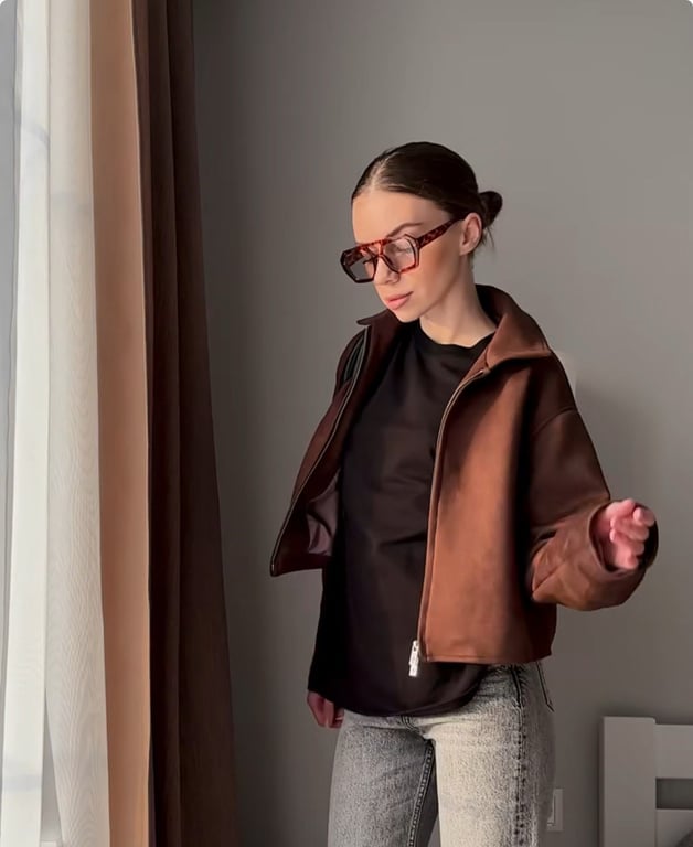 Замшева куртка має досить сучасний вигляд