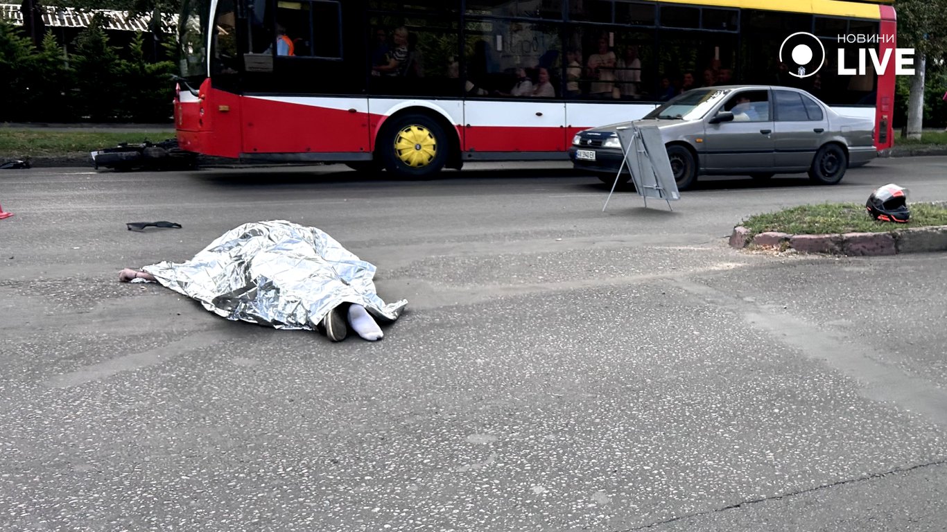 Смертельное ДТП на проспекте Небесной Сотни в Одессе — на дороге сильная пробка - фото 1