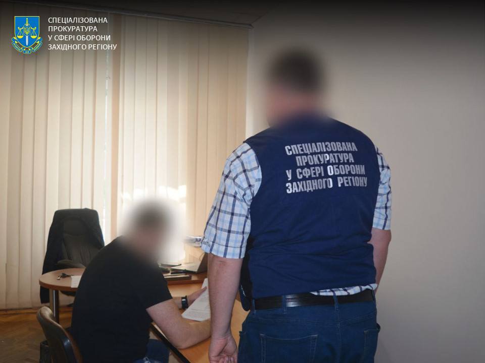 Момент вручення підозри заступнику командира військової частини у Львівській області