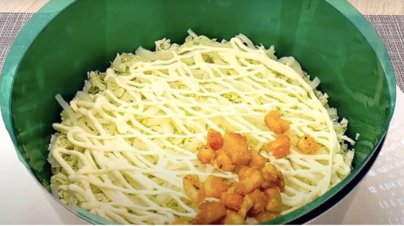 салат на 8 березня з куркою та пекінською капустою