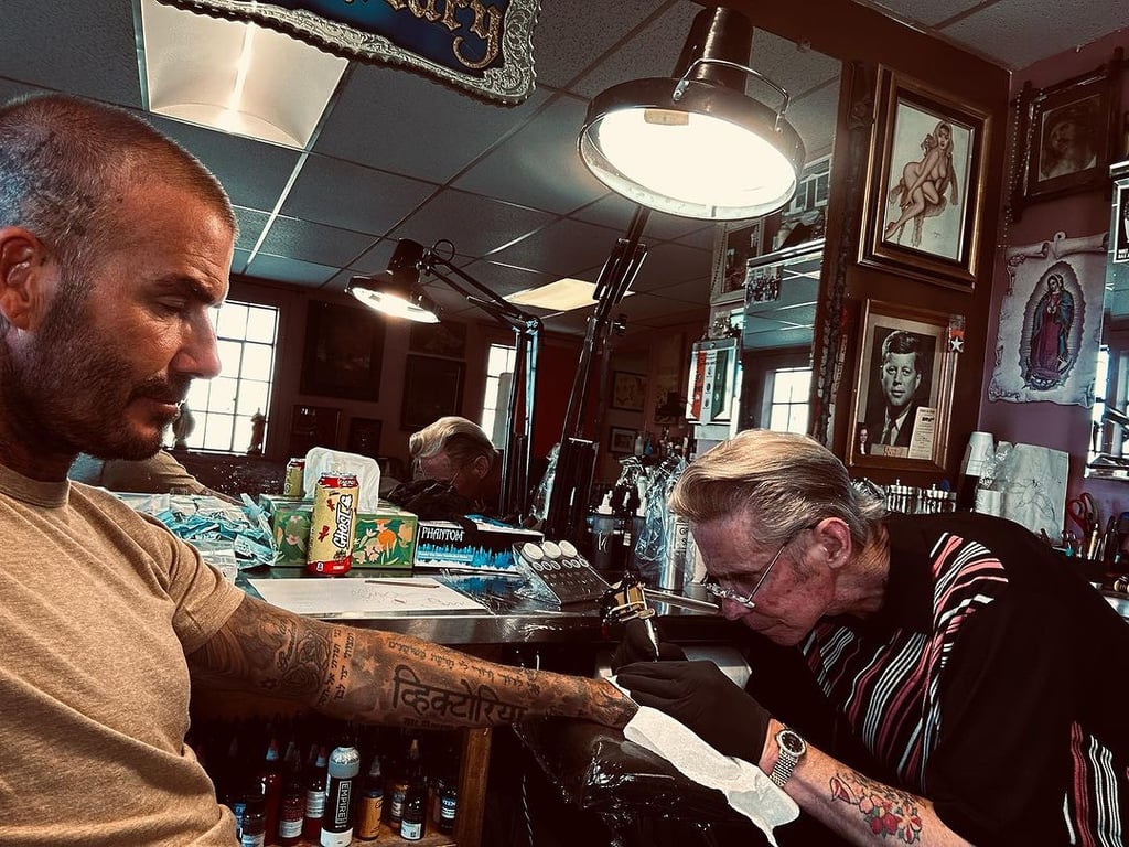 Футболіст Девід Бекхем наносить нове татуювання. Фото: instagram.com/davidbeckham/