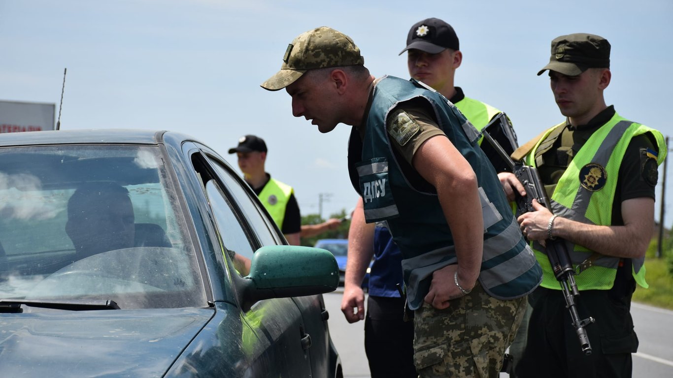 Виїзд за кордон чоловіків: чи можуть залишити країну зняті з обліку