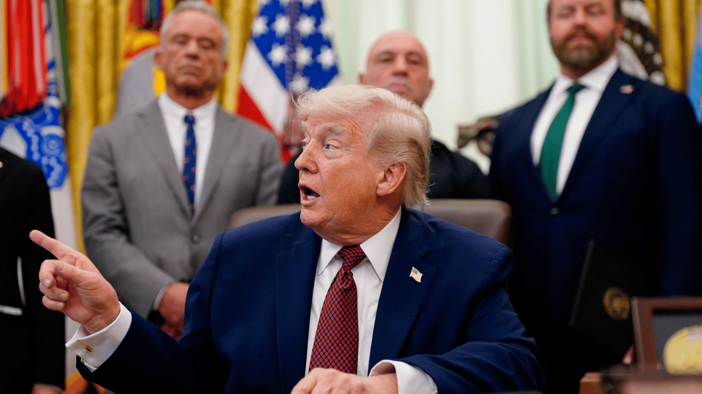 Іран обстрілює судна в Ормузькій протоці: Трамп пригрозив Тегерану