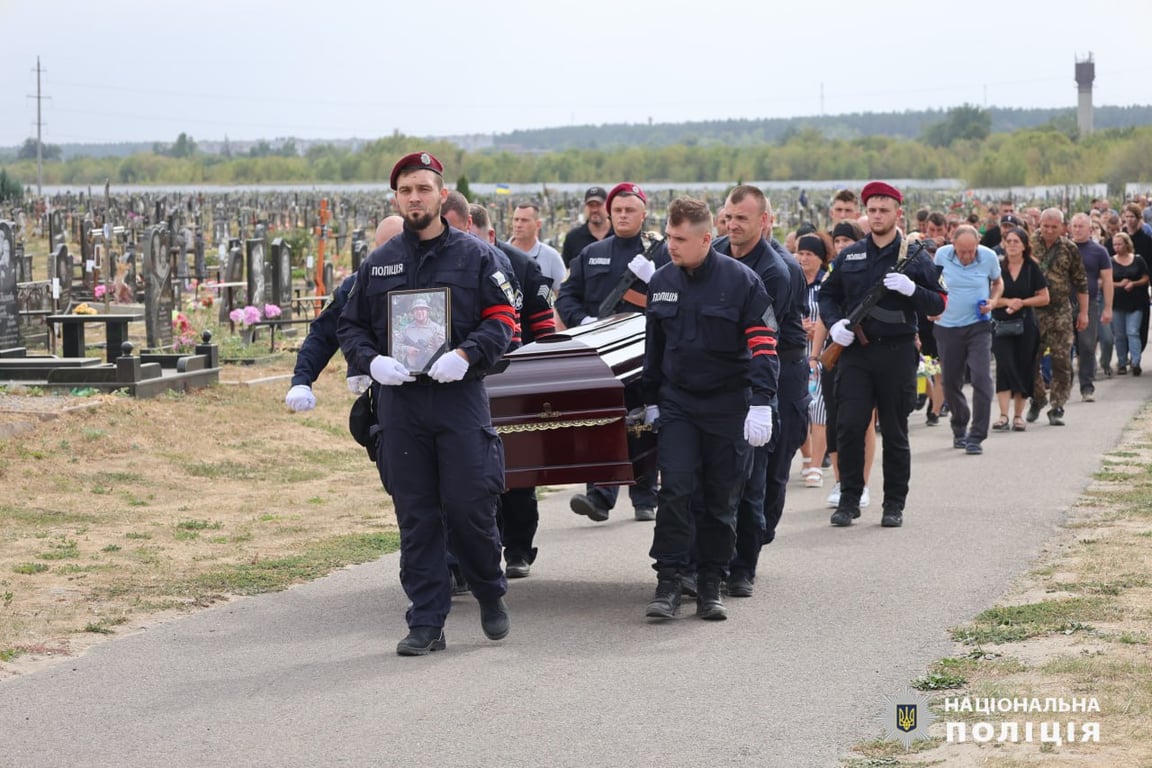 В Харькове простились с полицейским, который получил ранения в результате дроновой атаки - фото 2