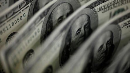 Доллар снизится ненадолго: эксперты рассказали, что ждет валюту - 285x160