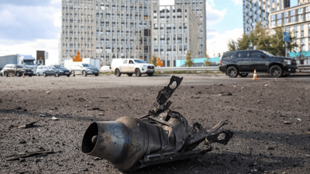 РФ знову атакувала Київ: у трьох районах впали уламки, є поранені - 290x160