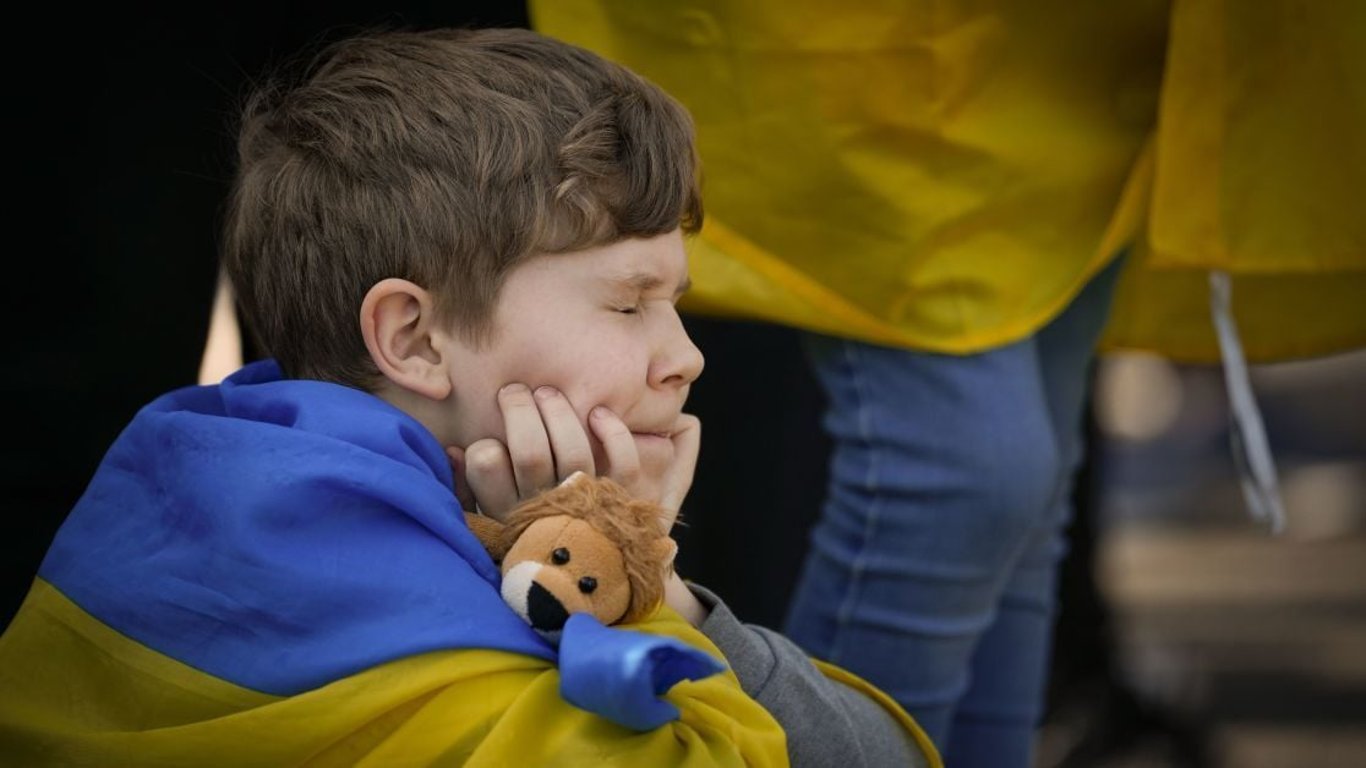 Який статус передбачено дітям, які живуть під час війни Росії проти України