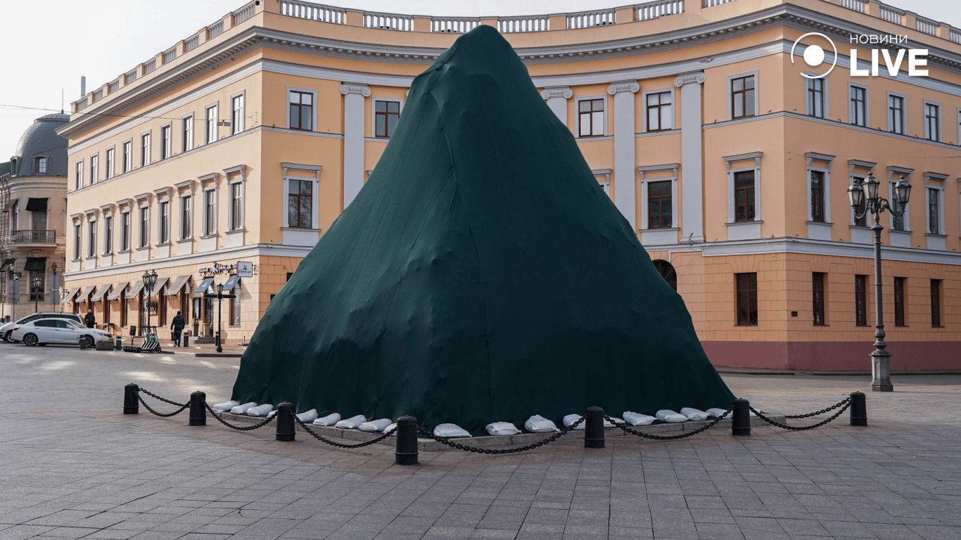 Памятник Дюку Де Рішельє закритий мішками 