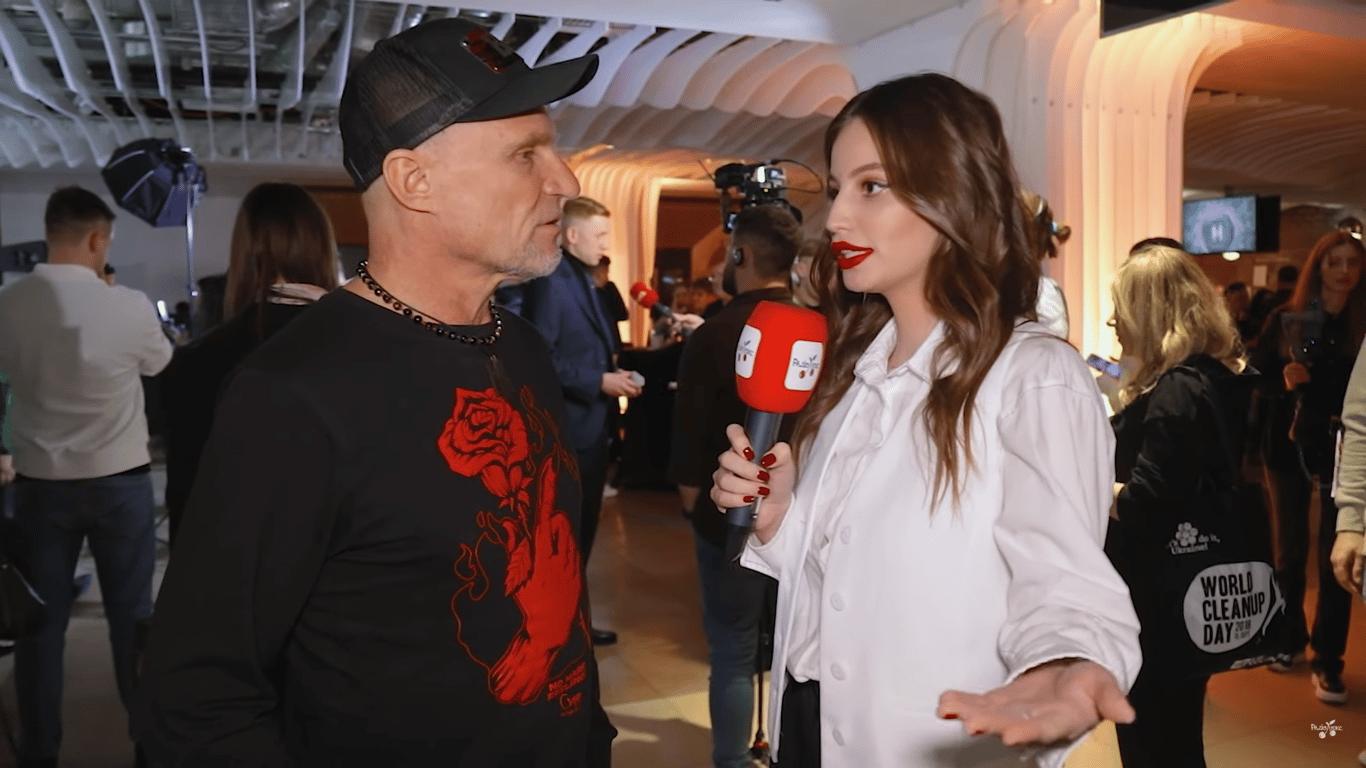 Співак Олег Скрипка і журналістка Наталка Тур в проєкті "ТУР Зірками". Фото: стоп-кадр