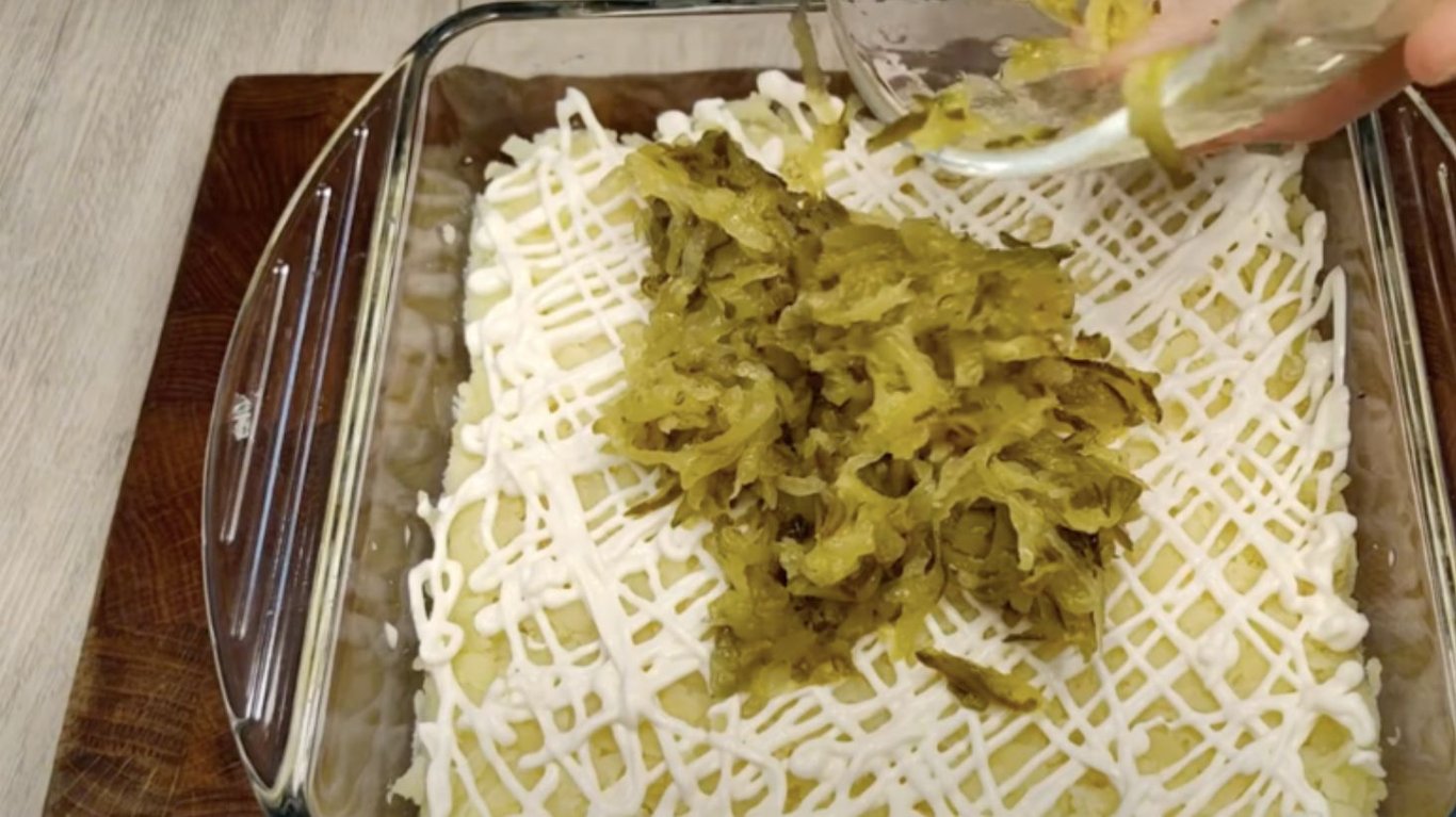 смачний салат з консервою 